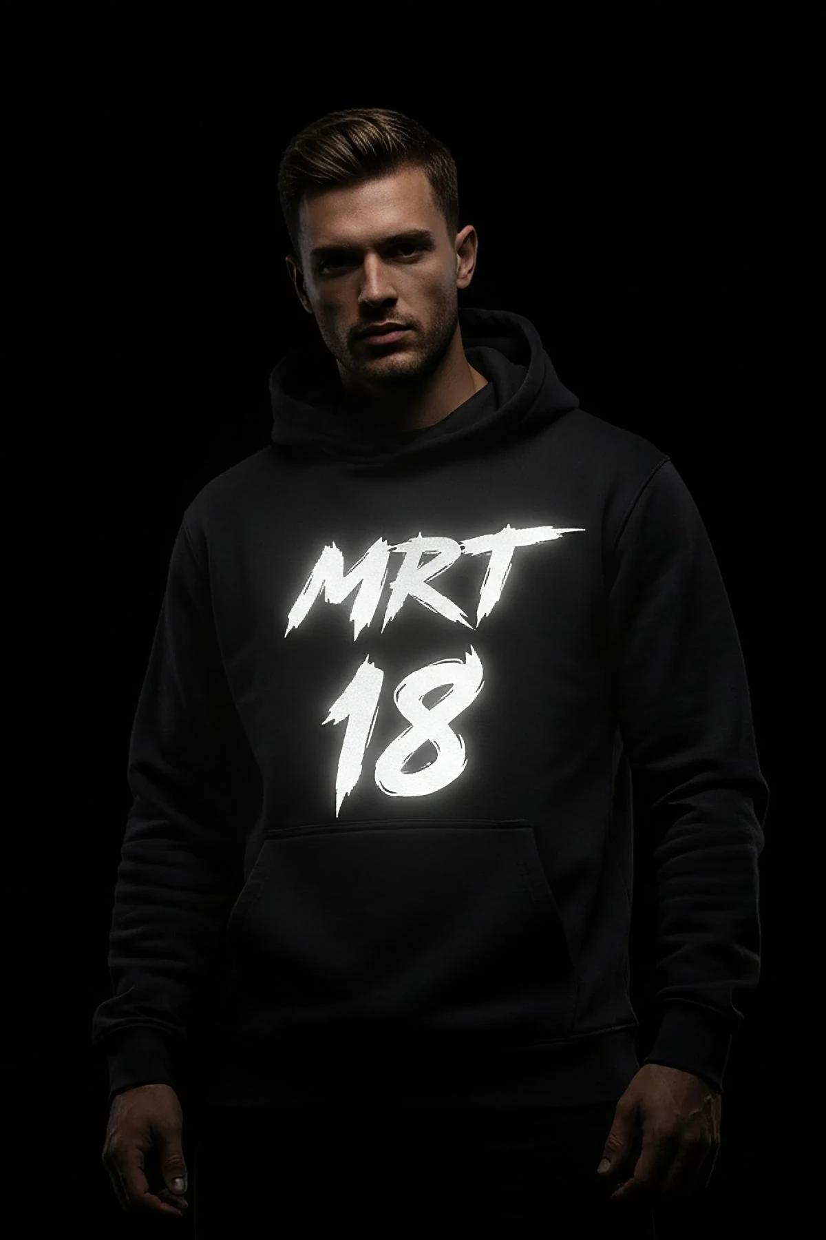 MERT 18 reflektör baskılı siyah hoodie sweatshirt model üzerinde önden görünüm