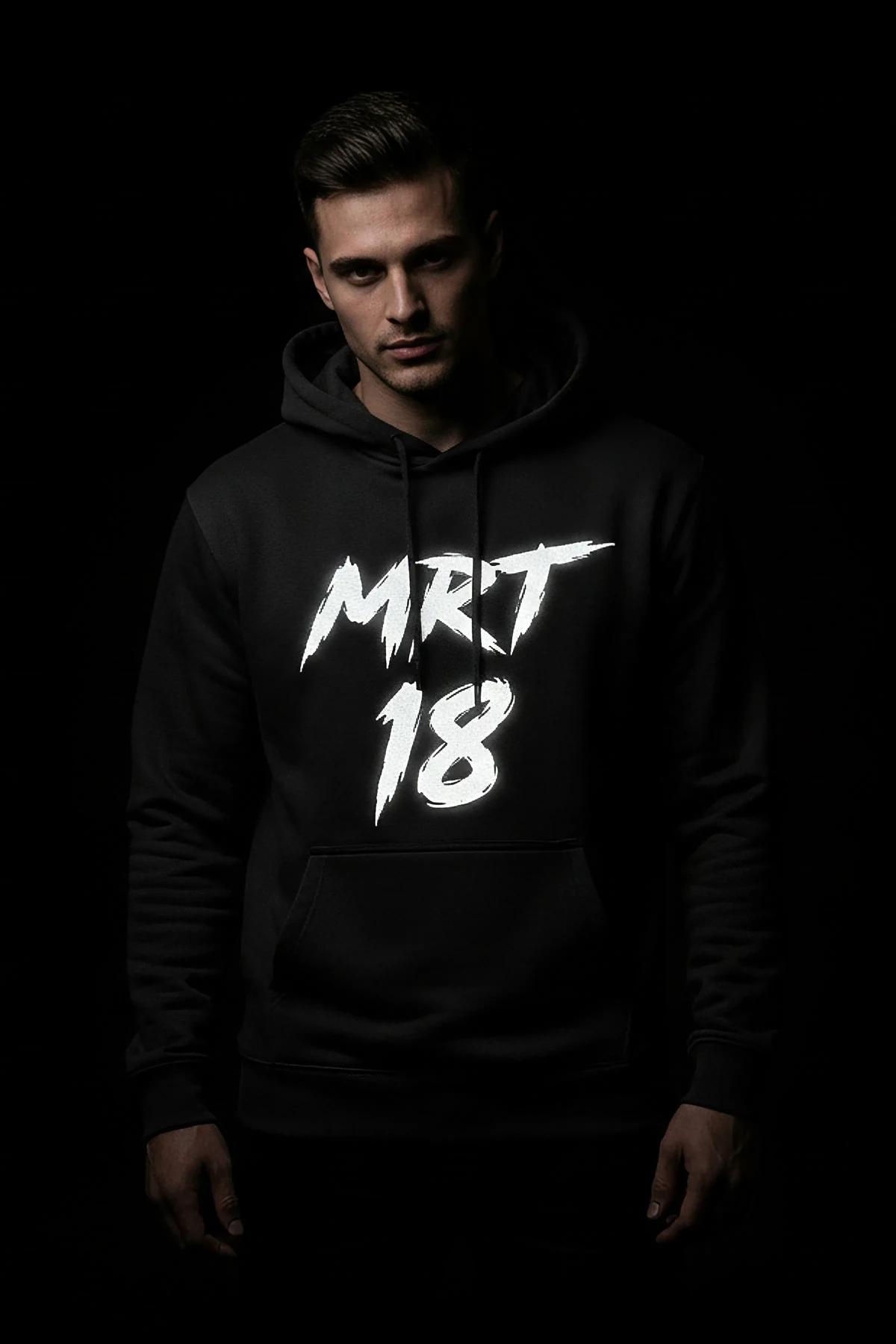 Siyah kapüşonlu sweatshirt ön yüzde reflektörlü MERT 18 yazısı yakın çekim