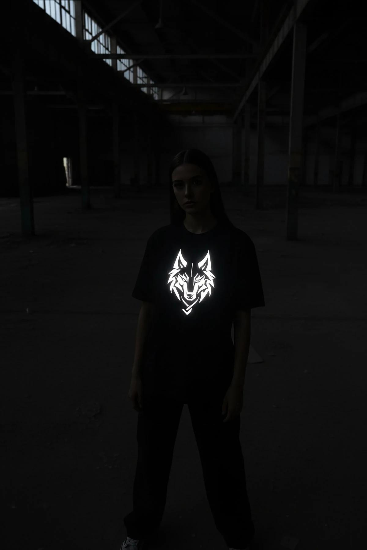 MERT 18 isim numara baskılı siyah sweatshirt tam boy model görünümü