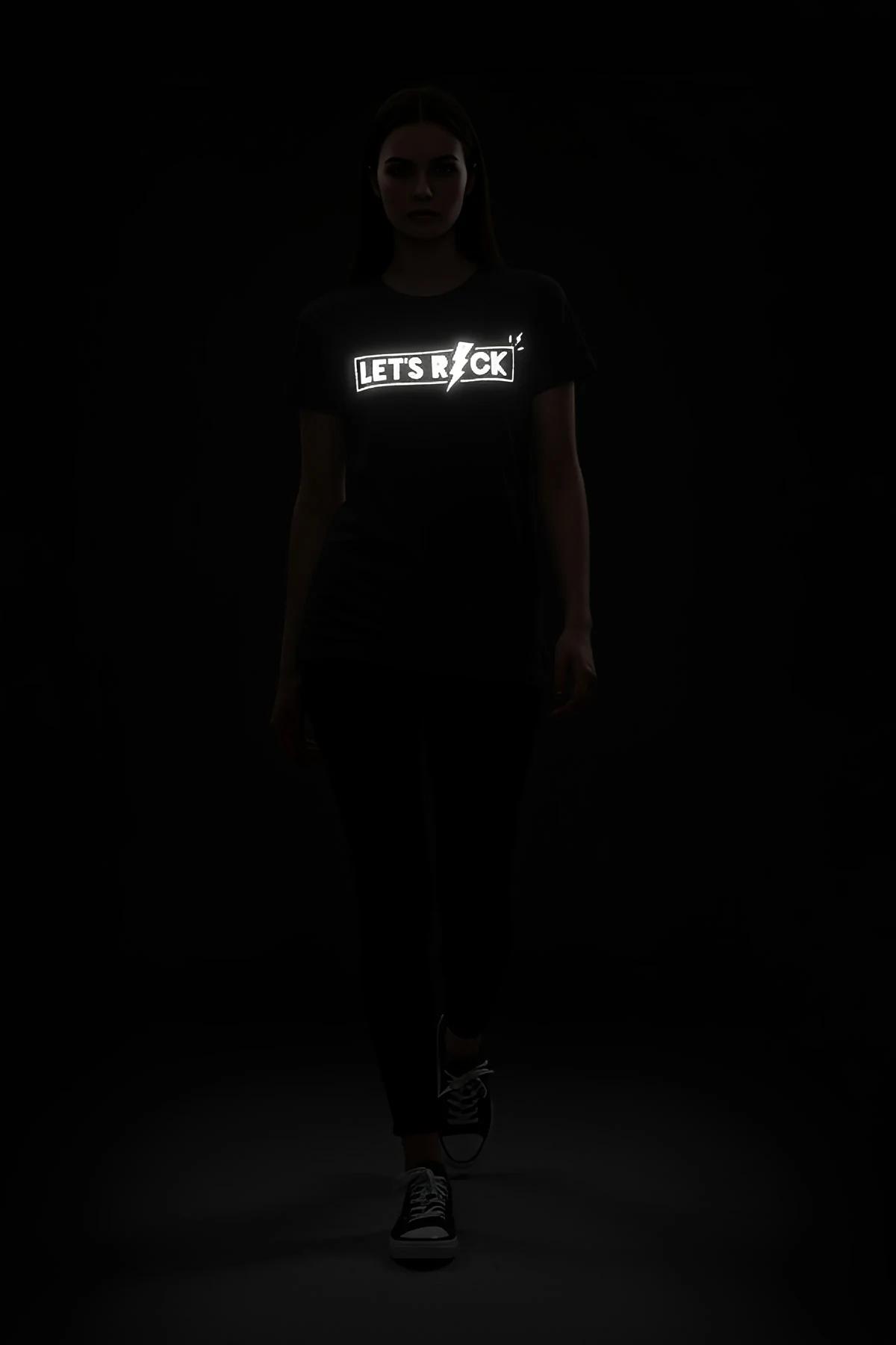 LET'S ROCK reflektörlü siyah oversize tişört, ayakta tam boy model çekimi, tüm silüet görünür