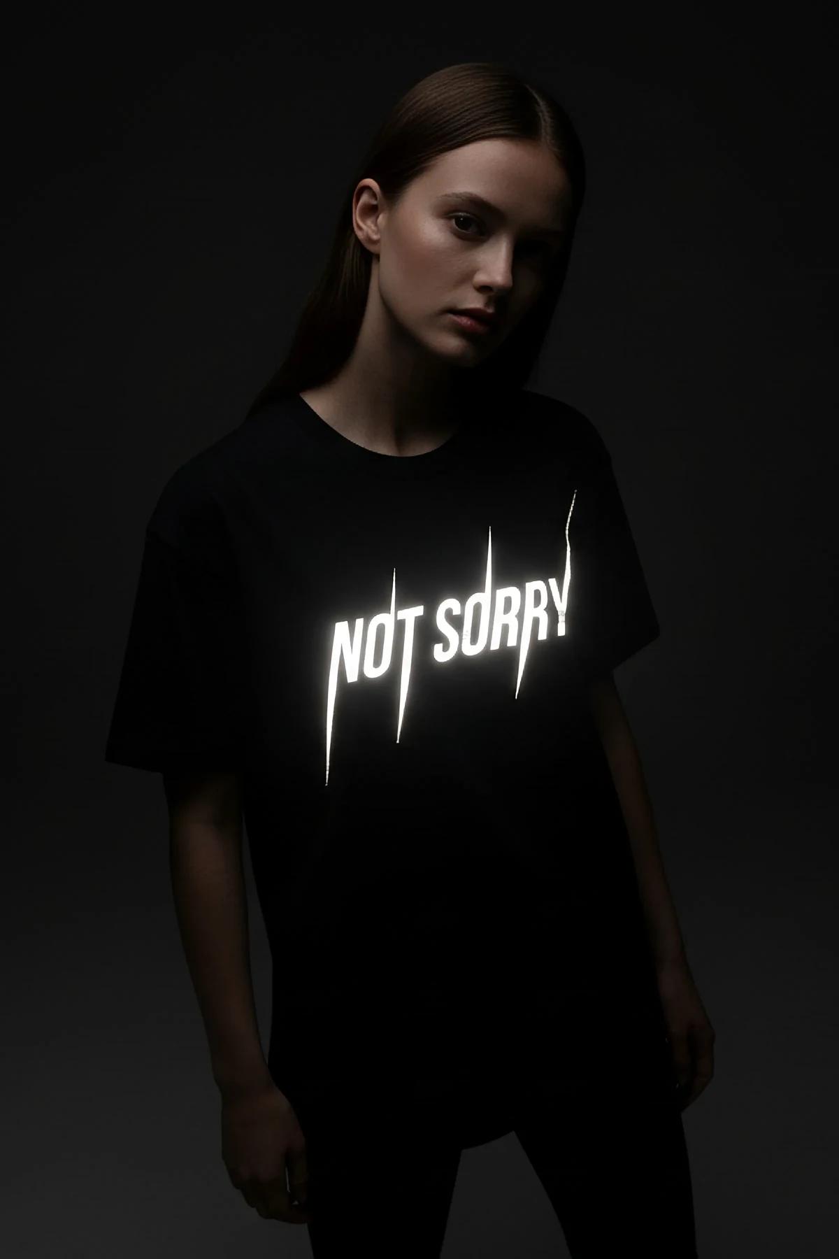 NOT SORRY slogan baskılı siyah oversize tişört reflektör baskı detay model fotoğrafı