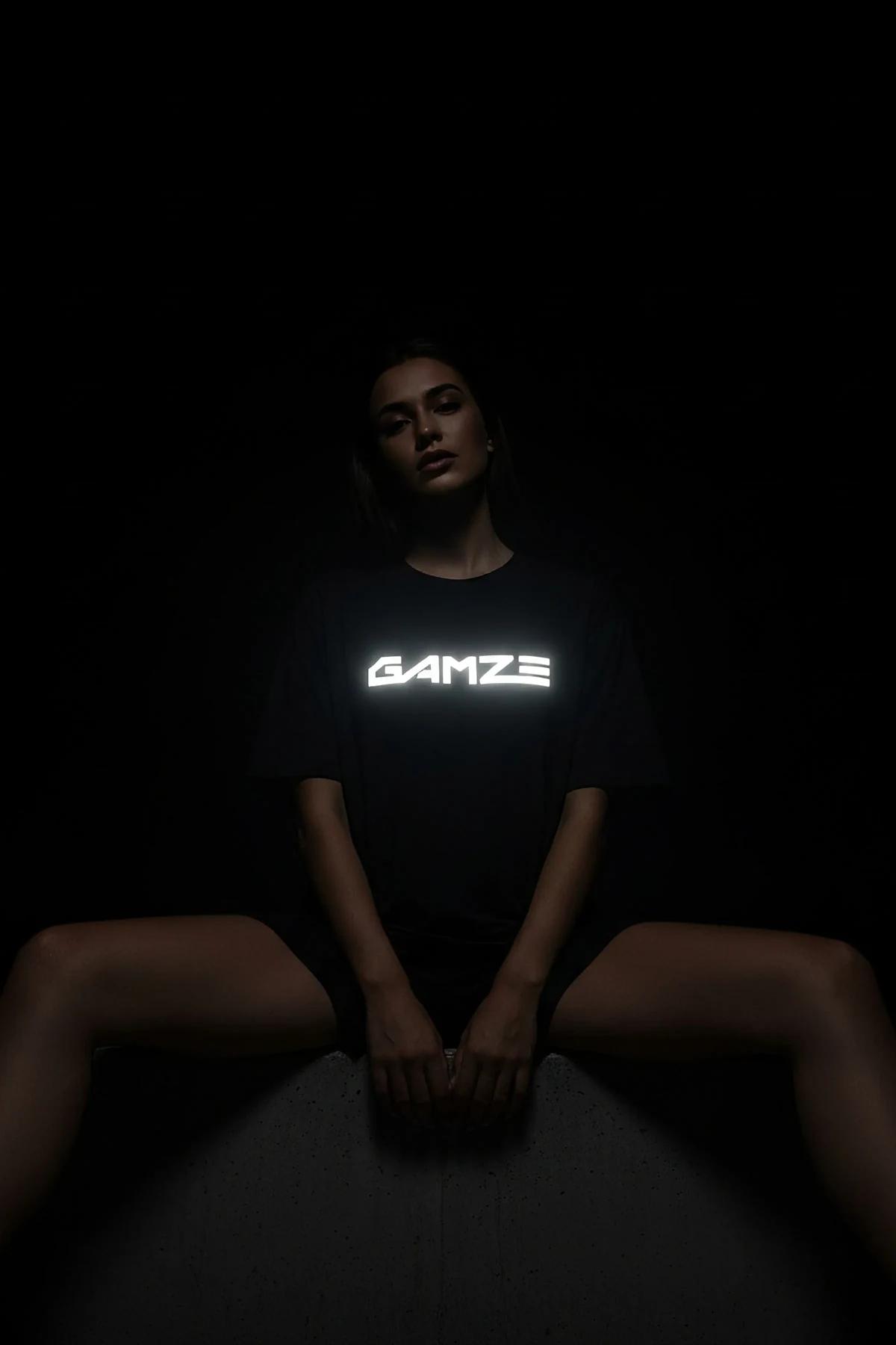 GAMZE reflektörlü ön isim baskılı siyah oversize tişört karanlıkta parlıyor