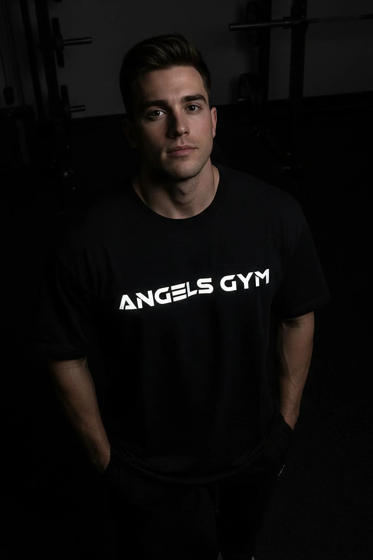 ANGELS GYM reflektörlü ön baskılı siyah oversize tişört model üzerinde