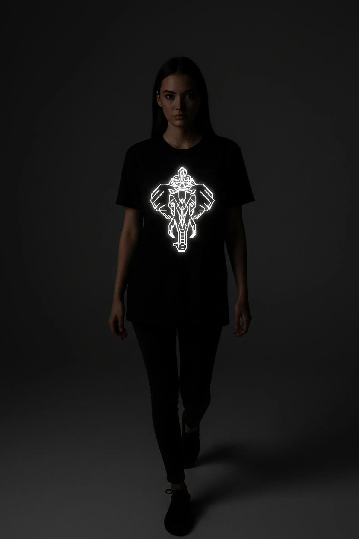 ANGELS GYM reflektörlü ön baskılı siyah oversize tişört model üzerinde
