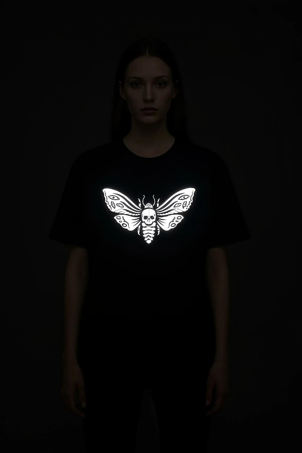 WE CAN DO IT. drip reflektör baskılı siyah oversize tişört, ön görünüm karanlıkta parlama