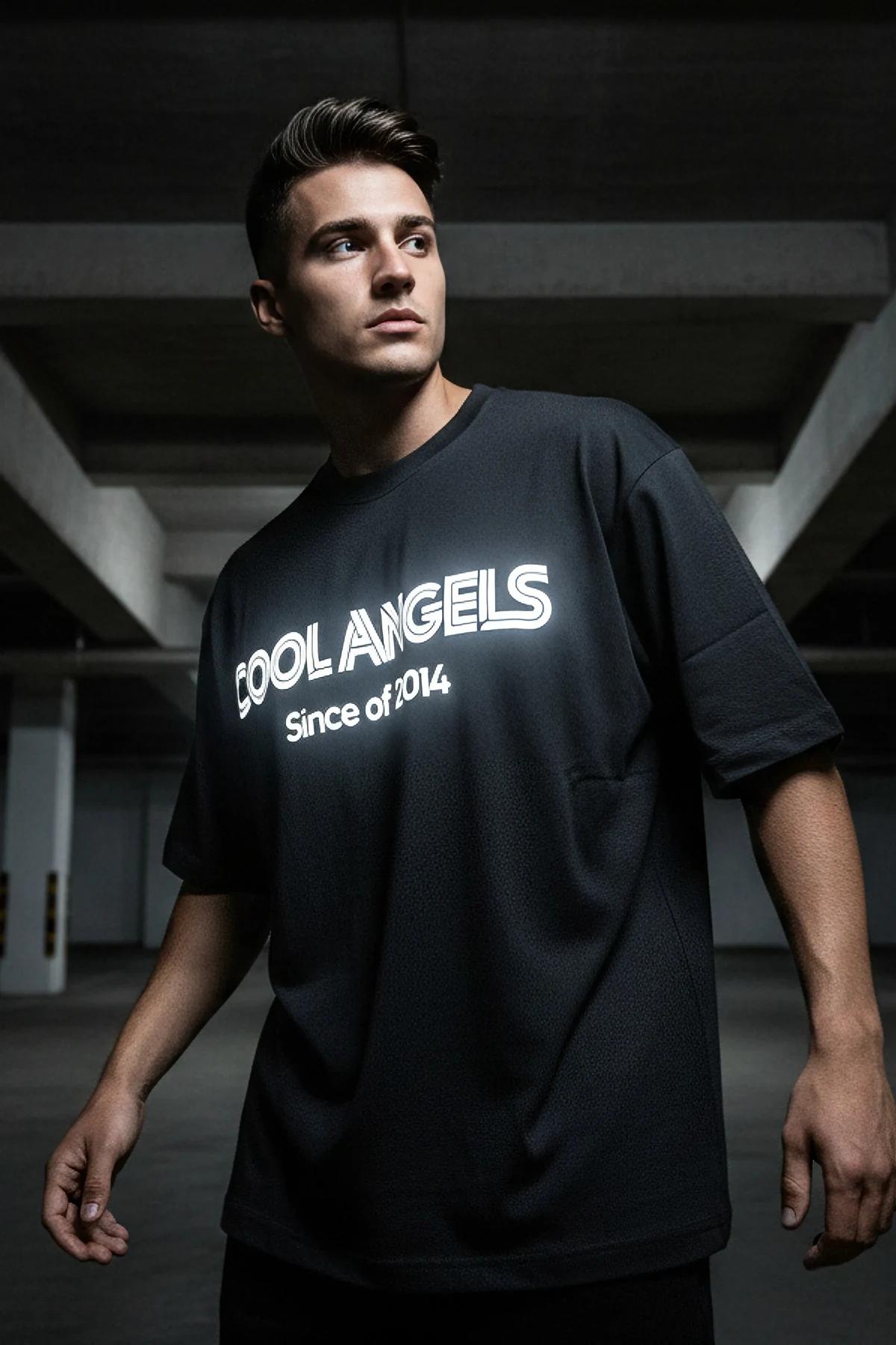 Model üzerinde COOL ANGELS Since of 2014 reflektör baskılı siyah tişört, gece ortamında ışıkla parlarken