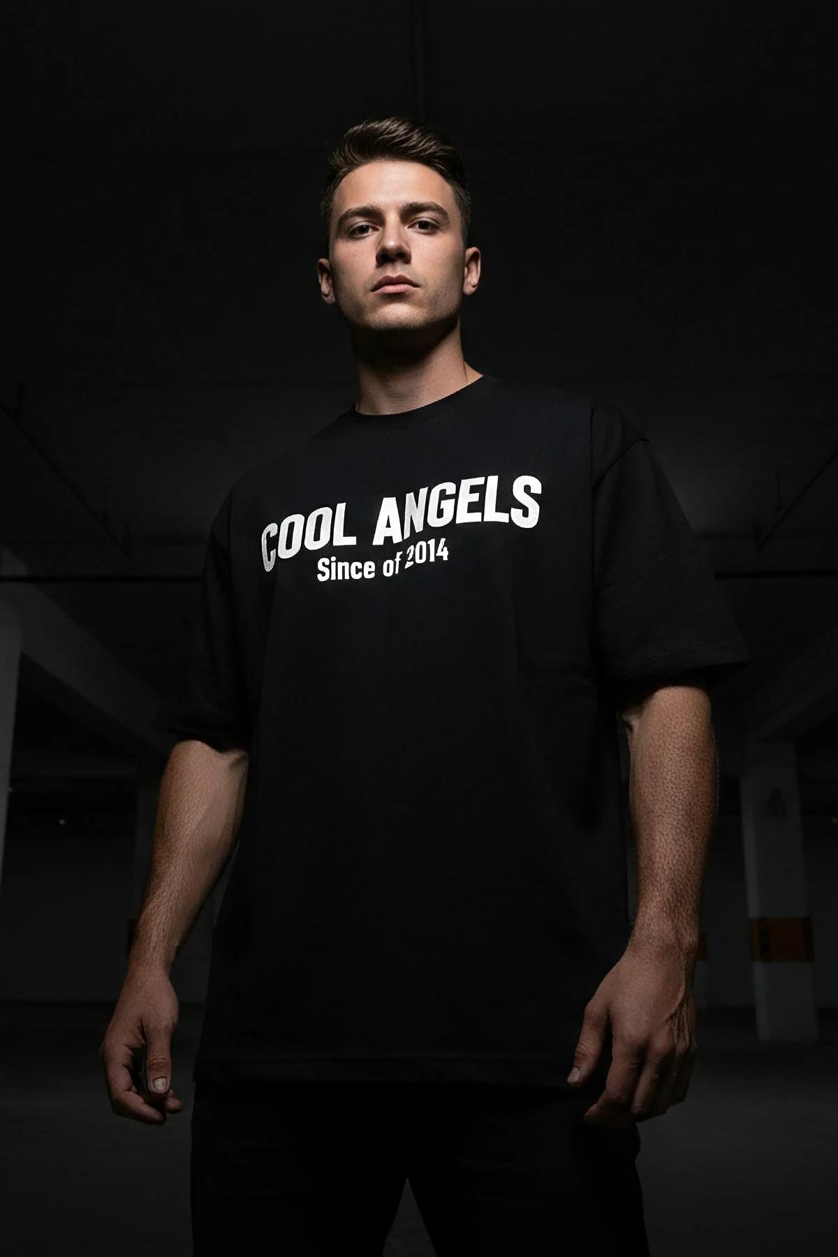 COOL ANGELS Since of 2014 baskılı oversize tişört yan açıdan model üzerinde sokak ortamında