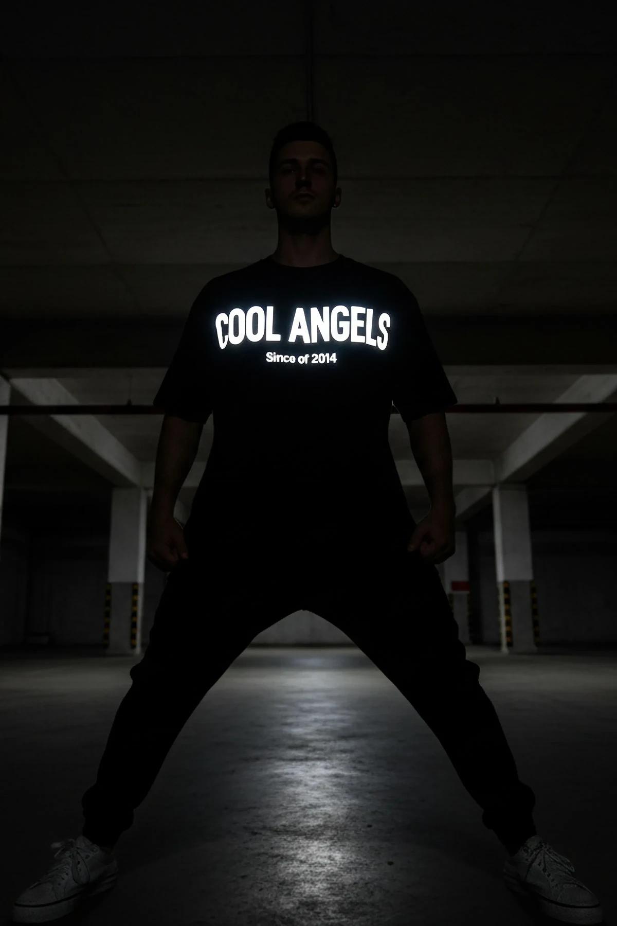 COOL ANGELS Since of 2014 ön baskı yakın plan, gündüz görünümü siyah oversize tişört