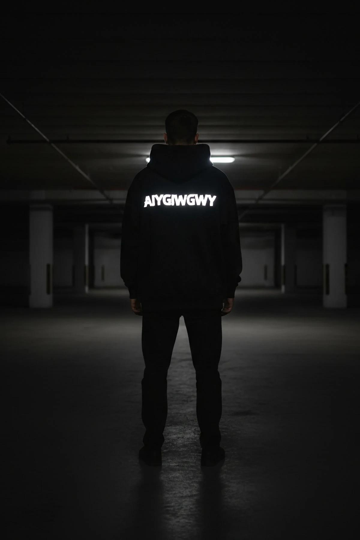 AIYGIWGWY reflektör baskılı siyah kapüşonlu sweatshirt üç çeyrek profil görünümü