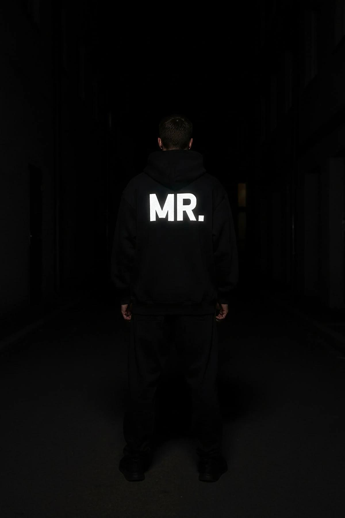 MR. sweatshirt sırt baskısı yakın plan, bold reflektör yazı gece flaş ışığında parlak beyaz