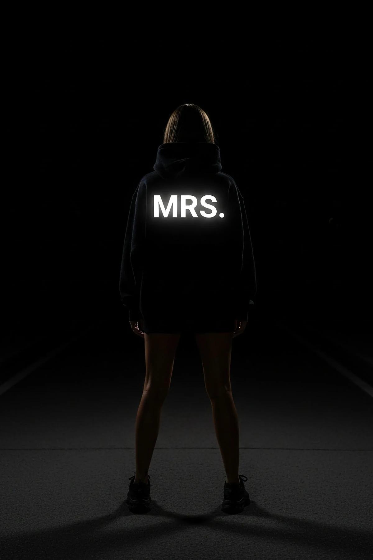 Erkek model MR. reflektör sweatshirt tam boy sırt görünümü, sokak gece fotoğrafı