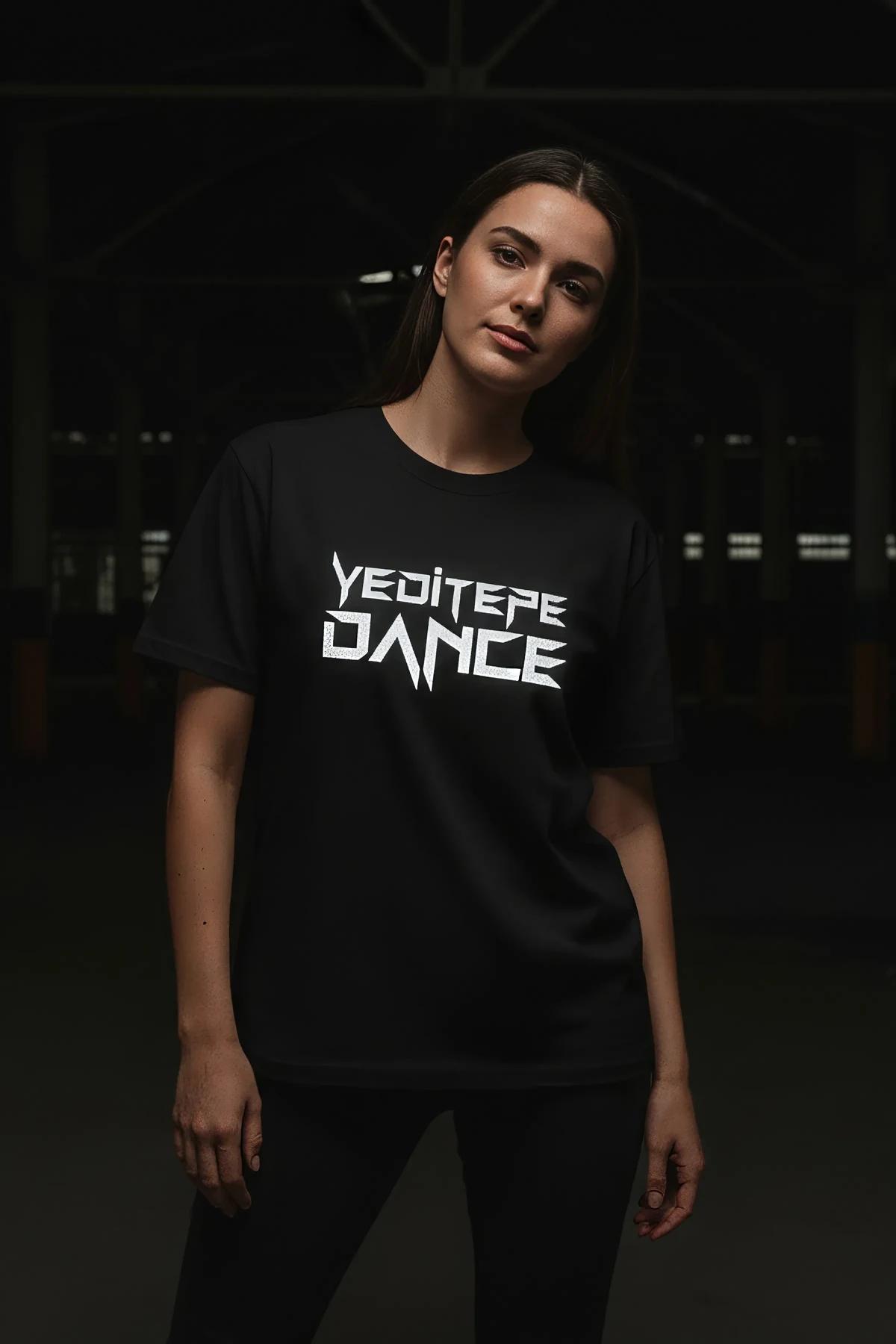 KÜLTÜR DANCE reflektörlü tişört ön görünüm, grafik angular tipografi yakın çekim