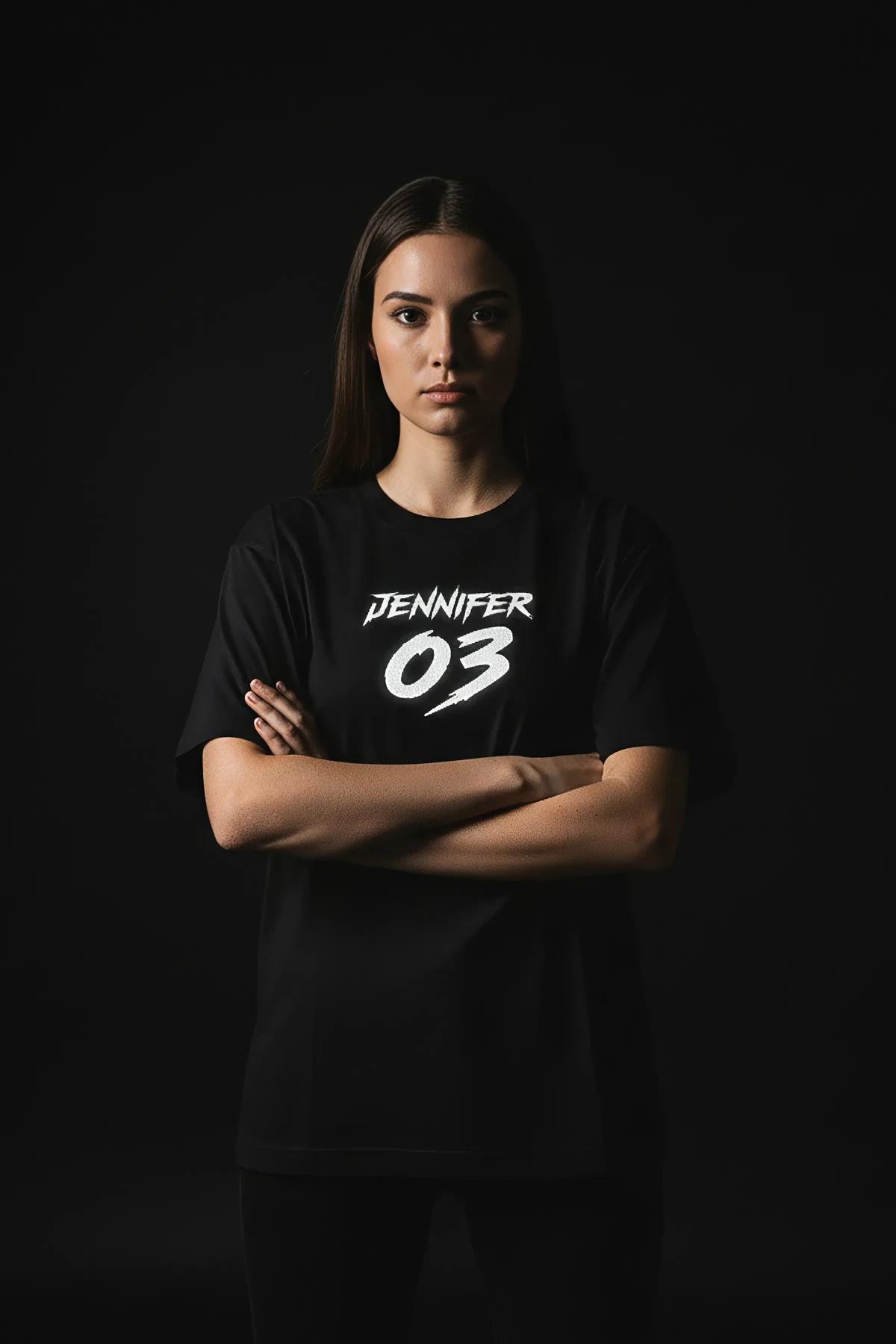 Siyah oversize tişört model üzerinde ön poz, JENNIFER 03 baskısı görünür
