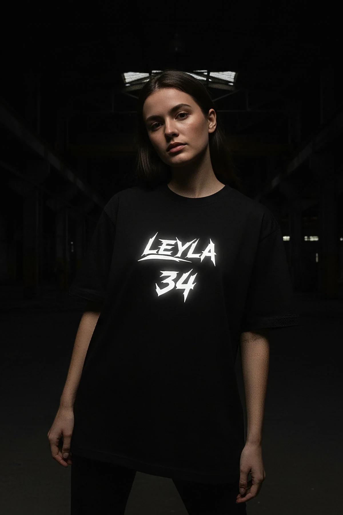 LEYLA 34 reflektör baskısı ön cephe yakın çekim, ışıkta parlayan yazı