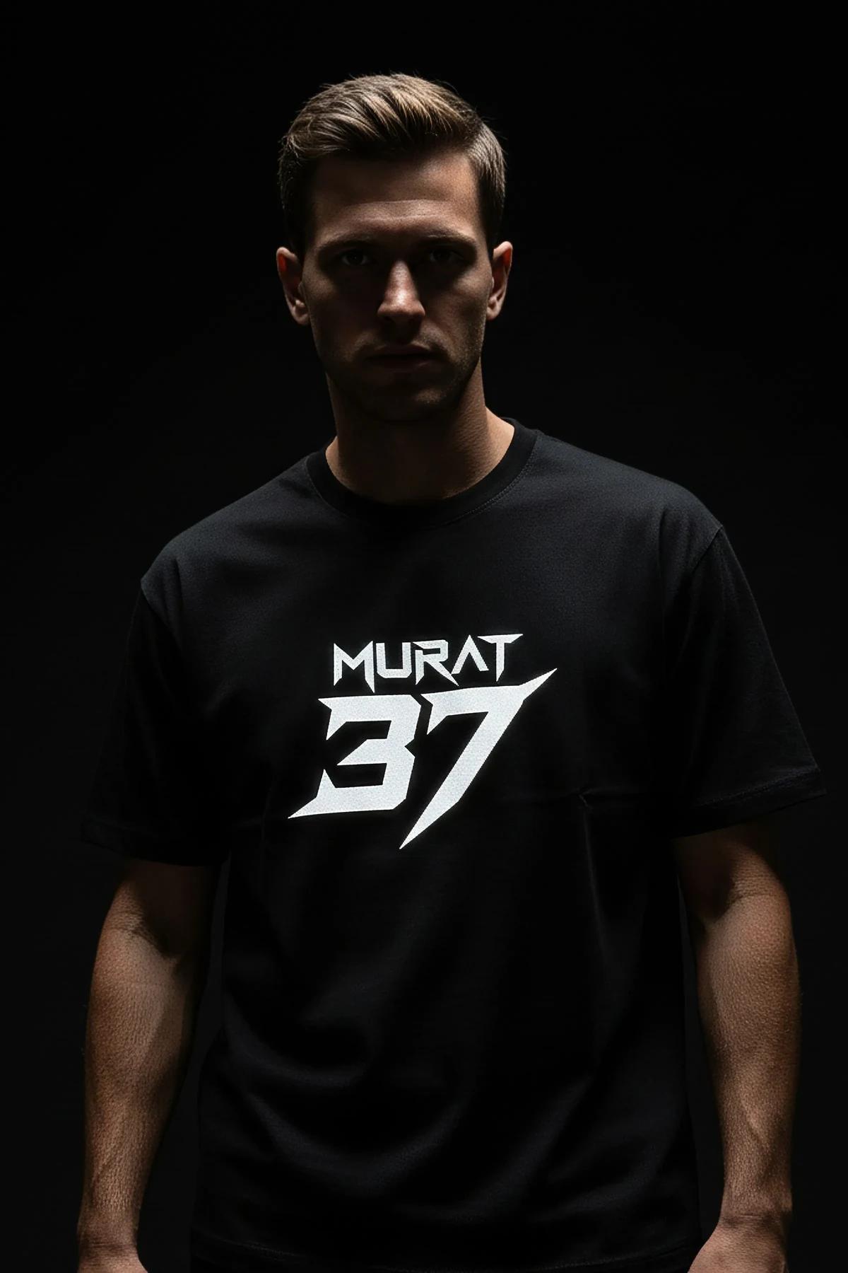 MURAT 37 reflektörlü ön baskılı siyah oversize tişört, model üzerinde ön görünüm