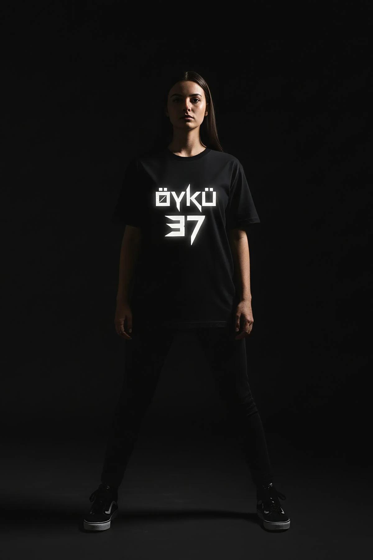 ÖYKÜ 37 reflektör baskılı siyah tişört ön cephe tam boy model çekimi