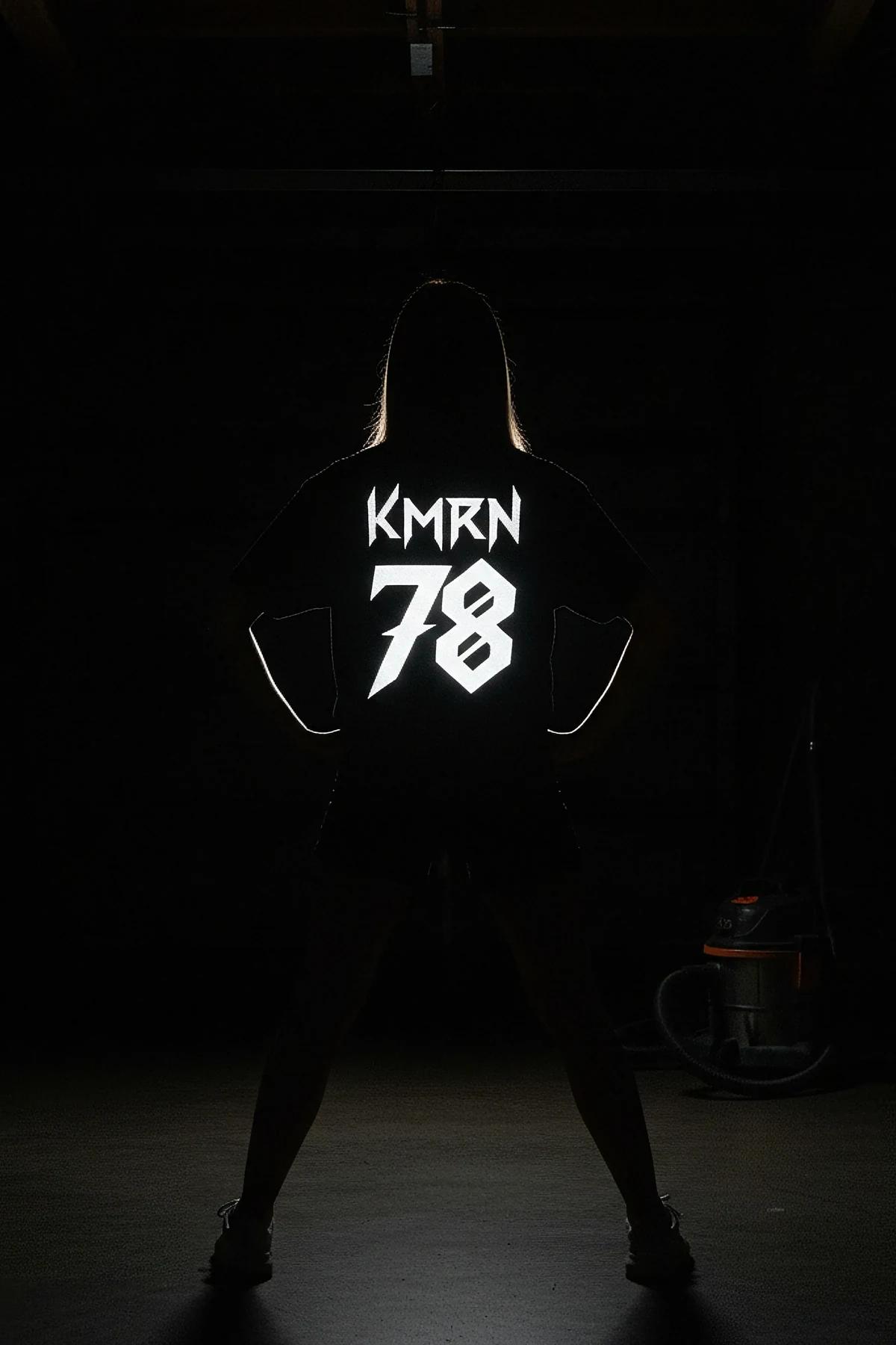 KMRN 78 reflektörlü sırt baskılı siyah oversize tişört karanlıkta parlayan baskı