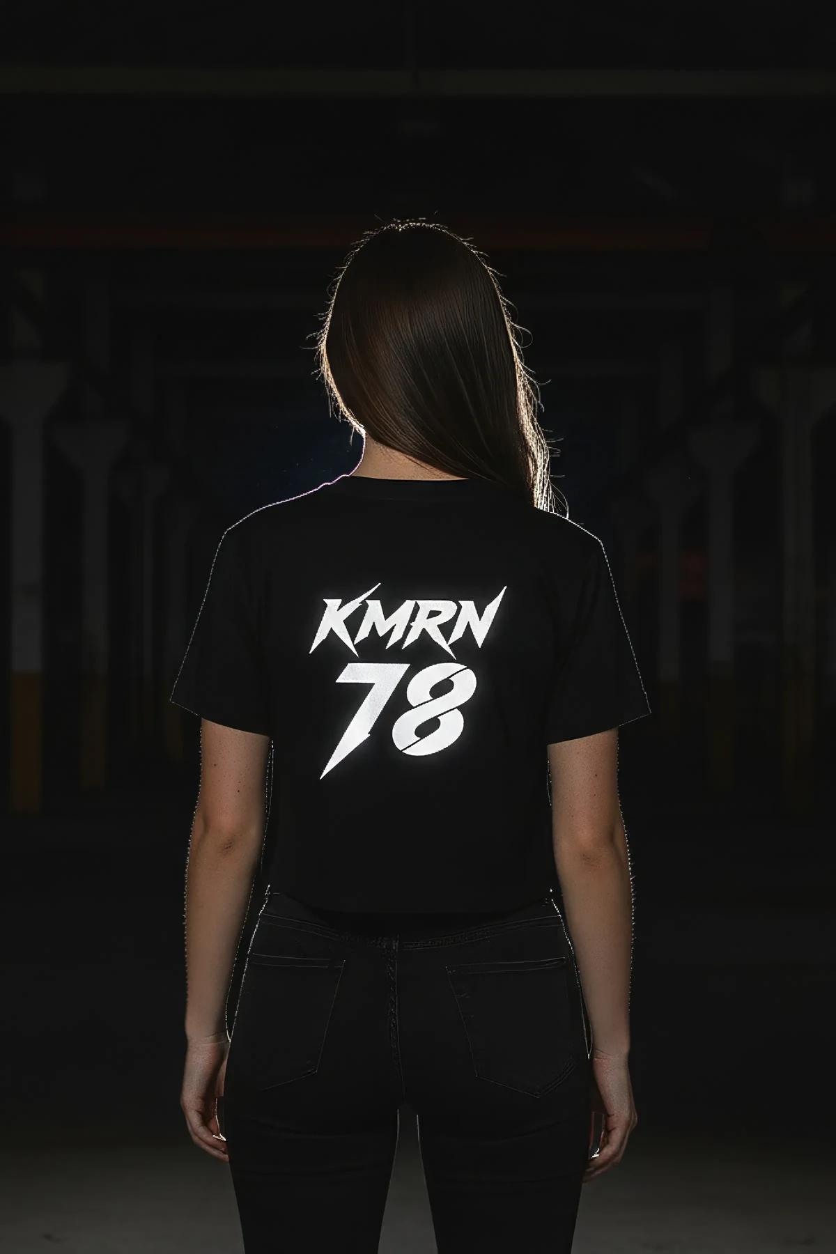 KMRN 78 sırt baskısı yakın çekim reflektör parıltısı siyah tişört