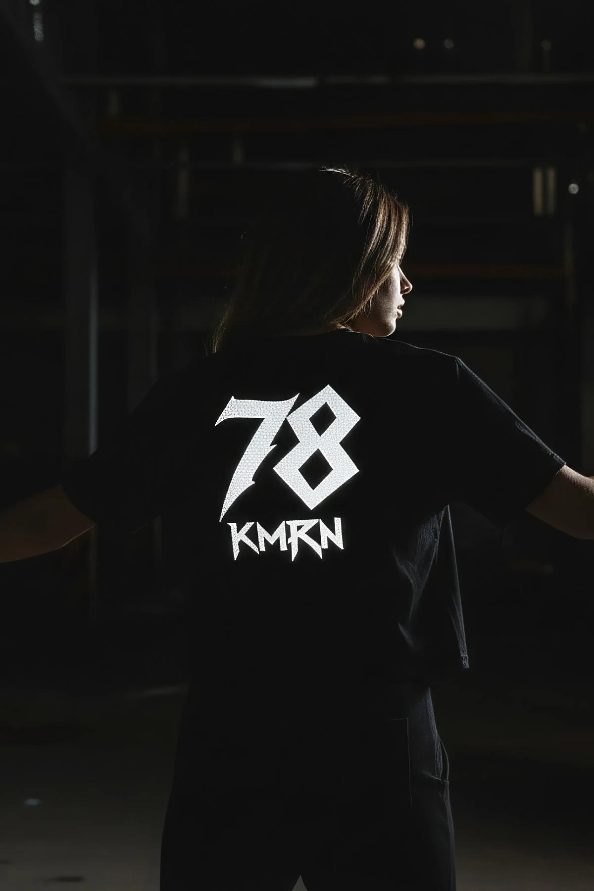 Model sırtında KMRN 78 reflektörlü oversize tişört arka görünüm