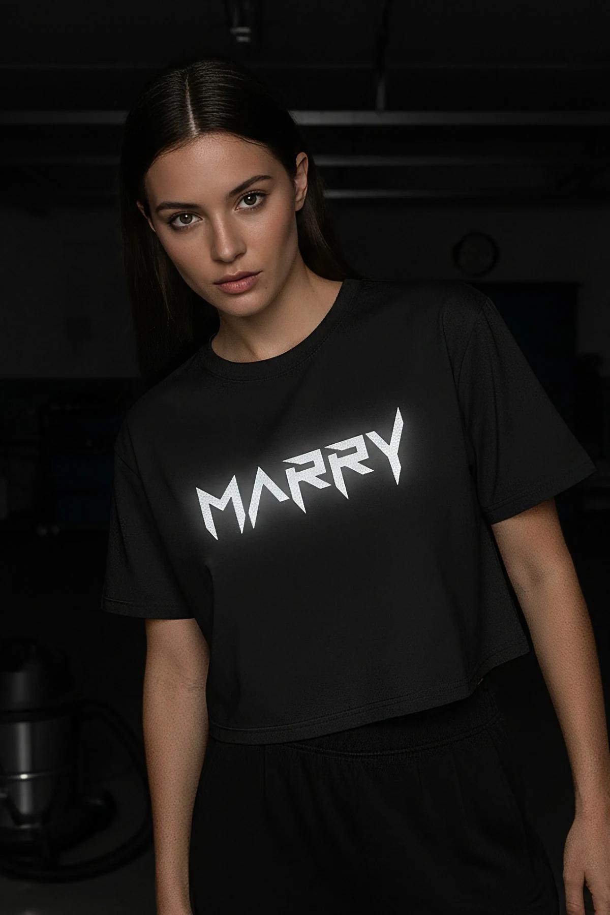MARRY reflektörlü ön baskılı siyah oversize tişört, ışıkta parlayan keskin tipografi