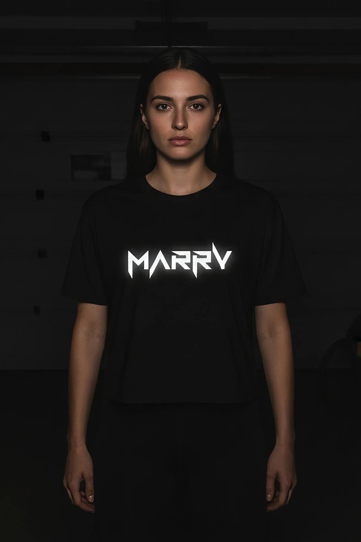 MARRY reflektör baskılı siyah tişört model üzerinde ön görünüm yakın çekim