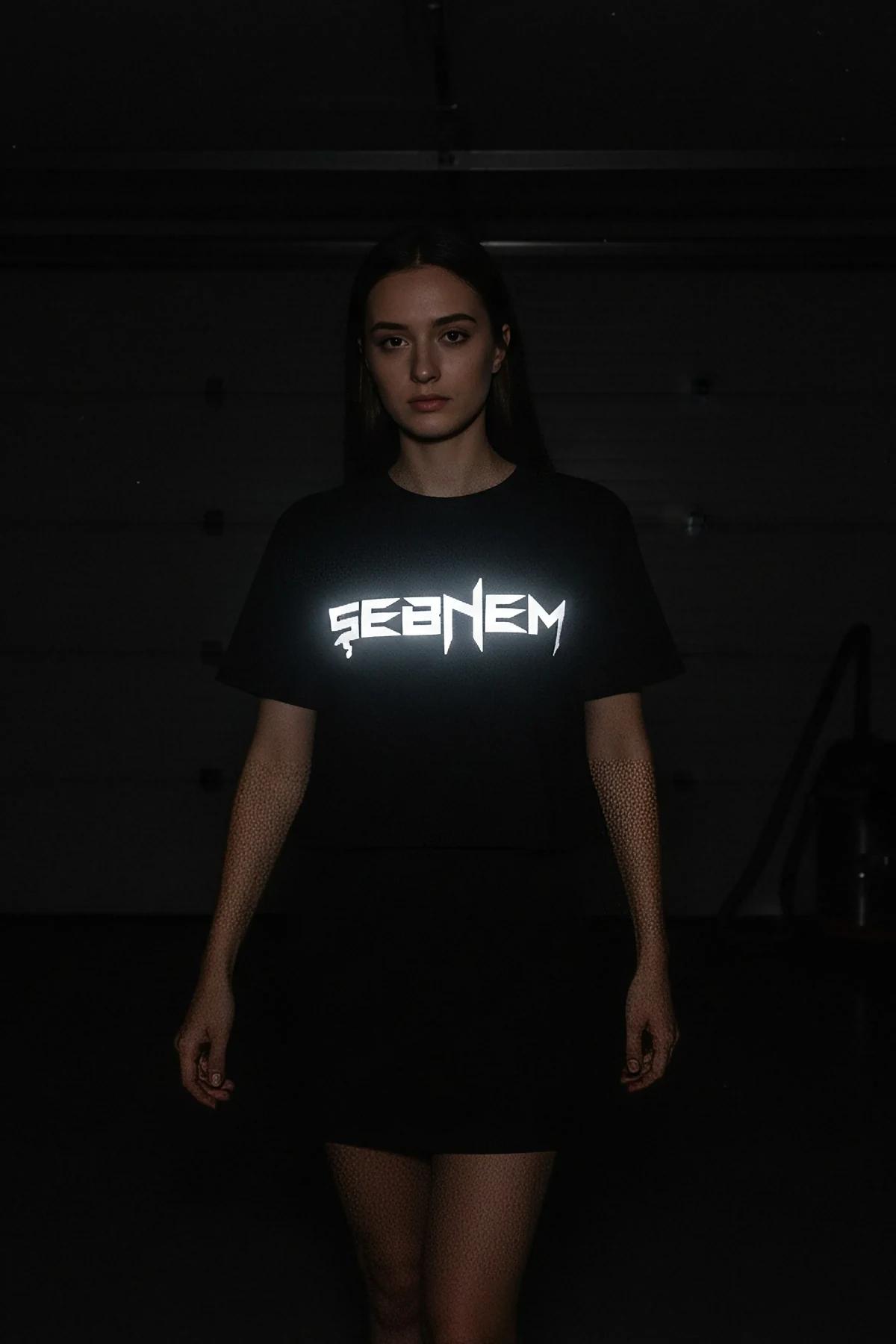 MERVE reflektörlü ön baskılı siyah oversize tişört model üzerinde