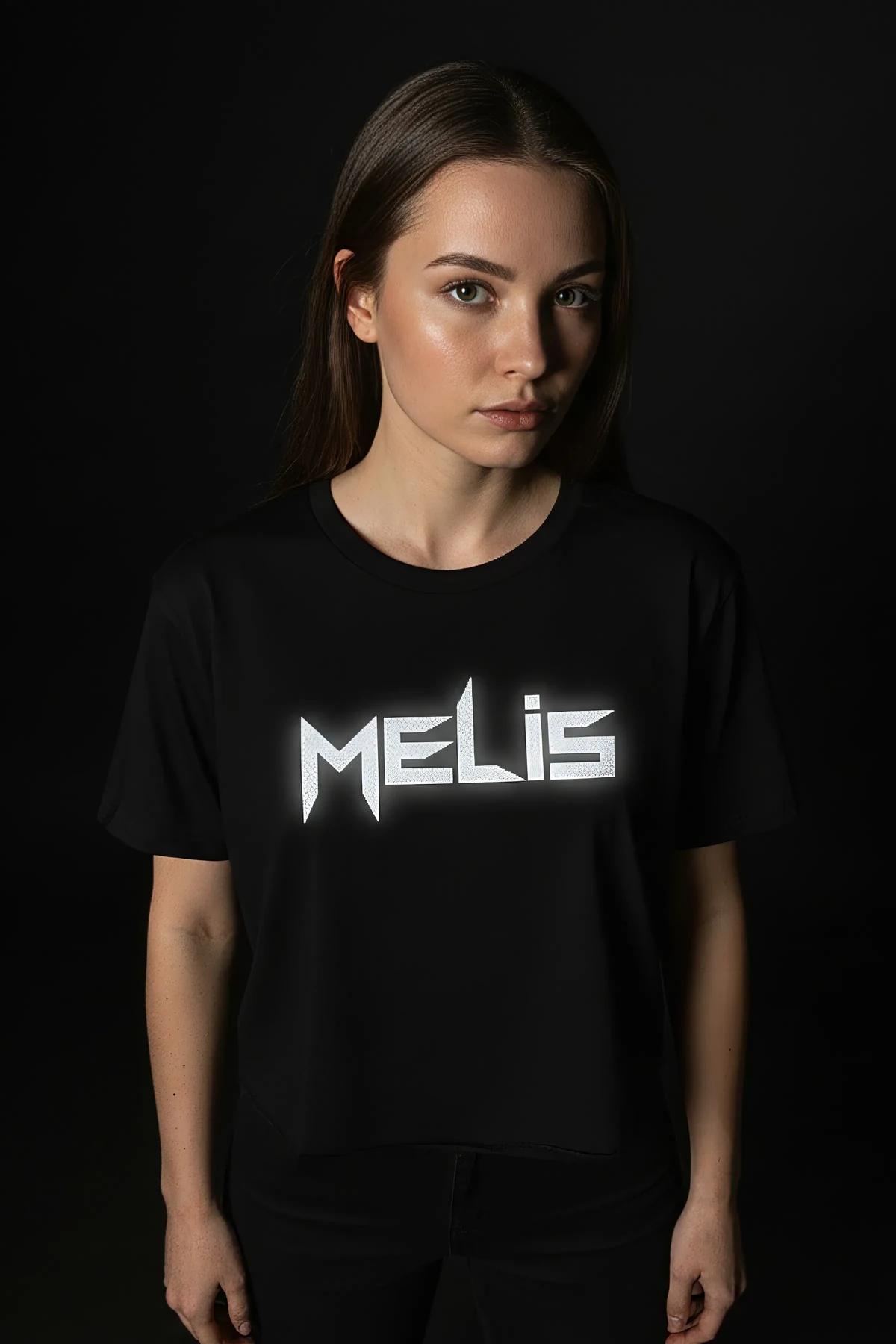 MERVE reflektörlü ön baskılı siyah oversize tişört model üzerinde