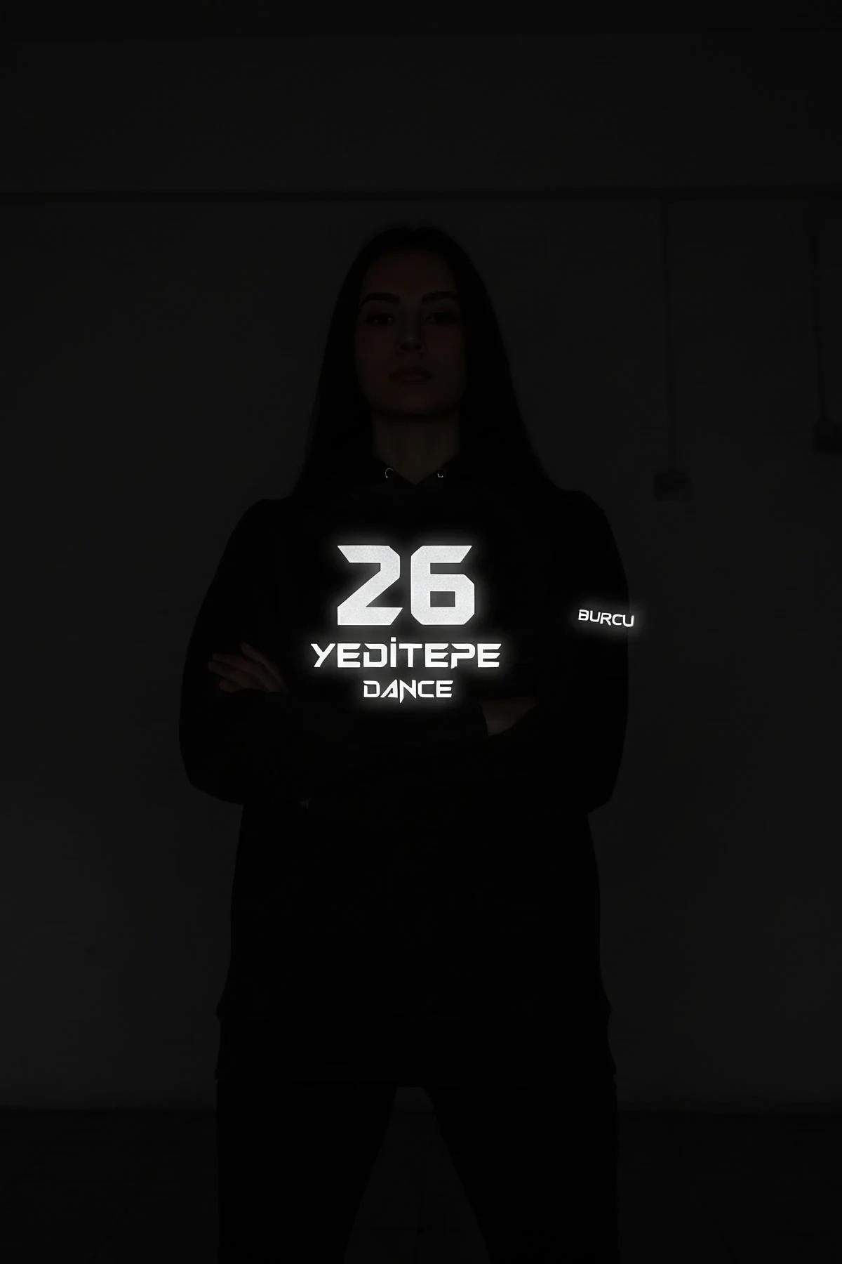 YEDİTEPE DANCE 26 reflektörlü ön baskılı siyah sweatshirt model üzerinde karanlık fon