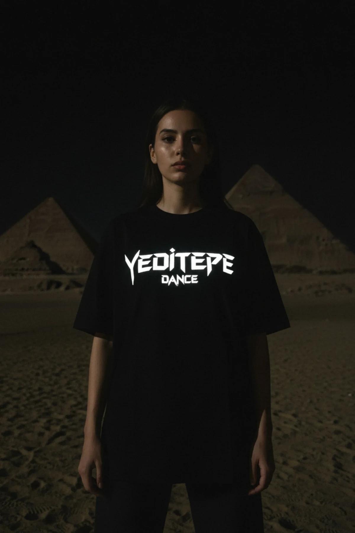 YEDİTEPE DANCE reflektörlü ön baskılı siyah oversize tişört, ışıkta parlayan yazı