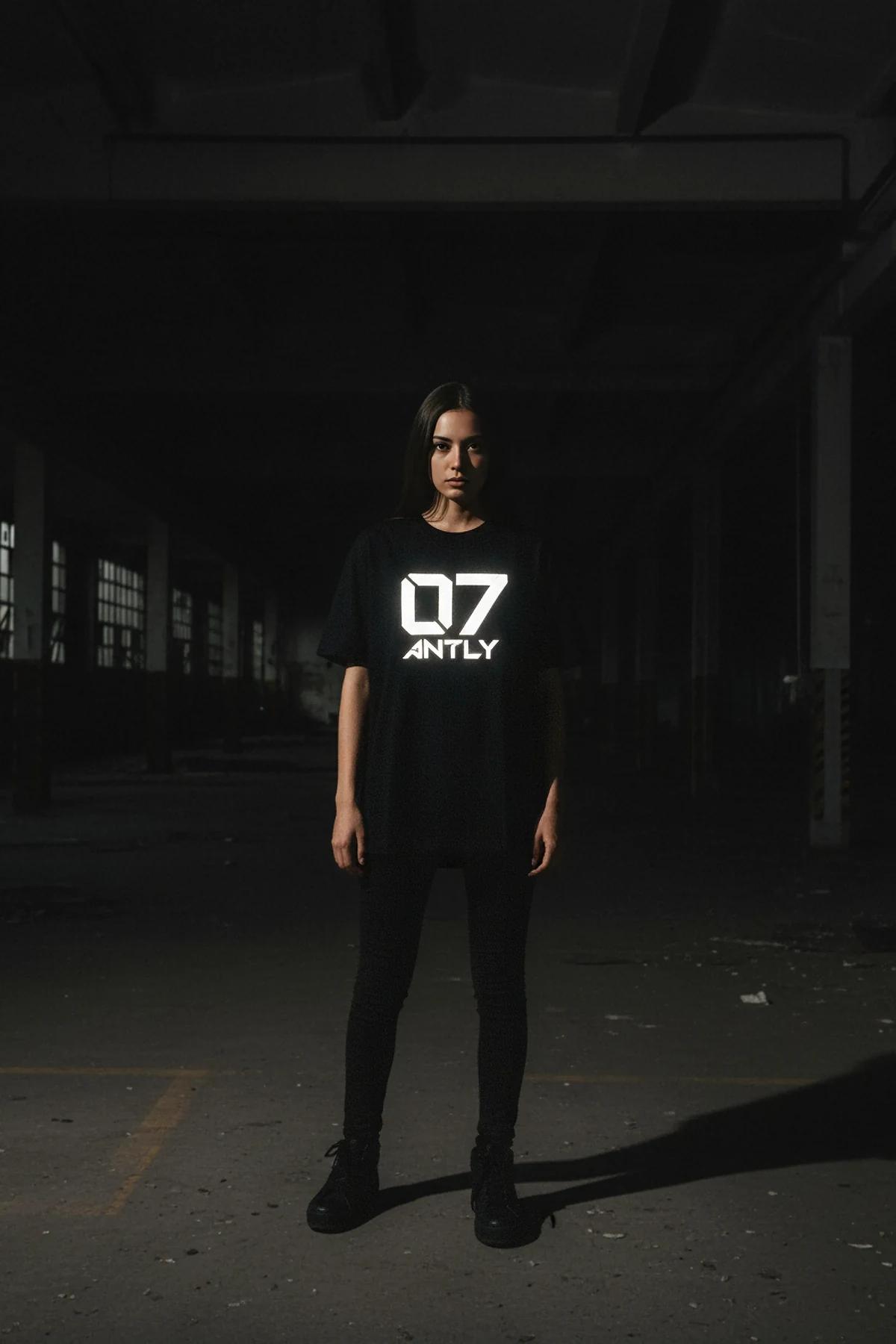 ANTLY 07 reflektörlü ön baskılı siyah oversize tişört karanlıkta parlayan baskı