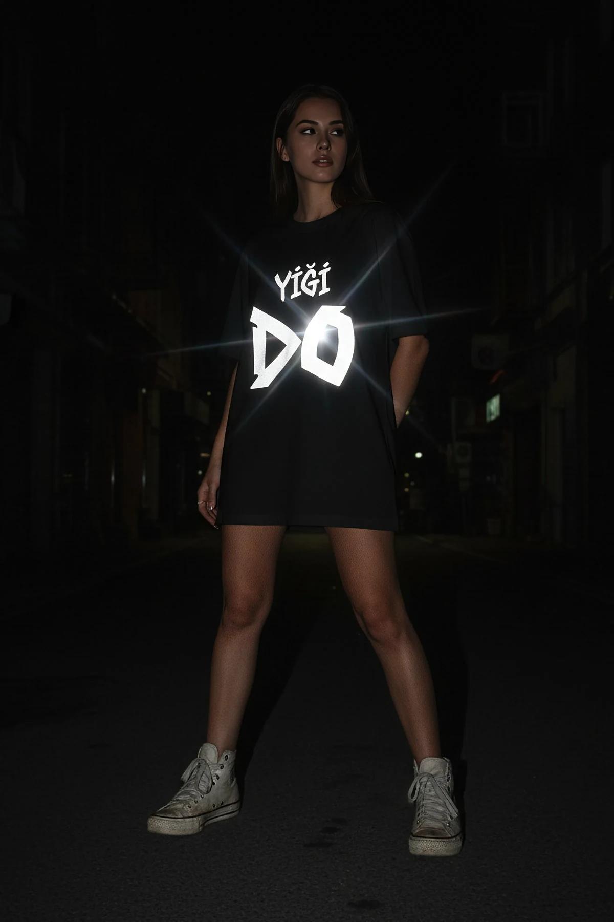 YİĞİ DO reflektör tişört gece ışık efektiyle baskı yakın görünüm