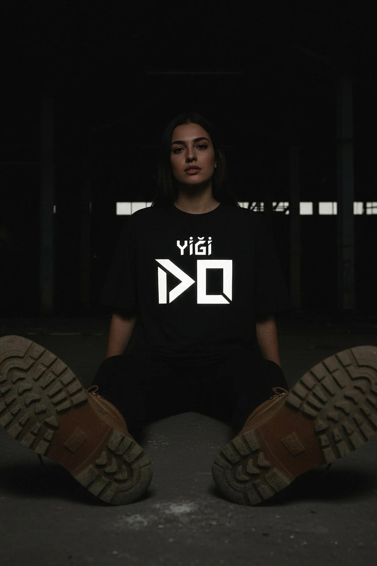 YİĞİ DO oversize tişört siyah ön baskı reflektör detay