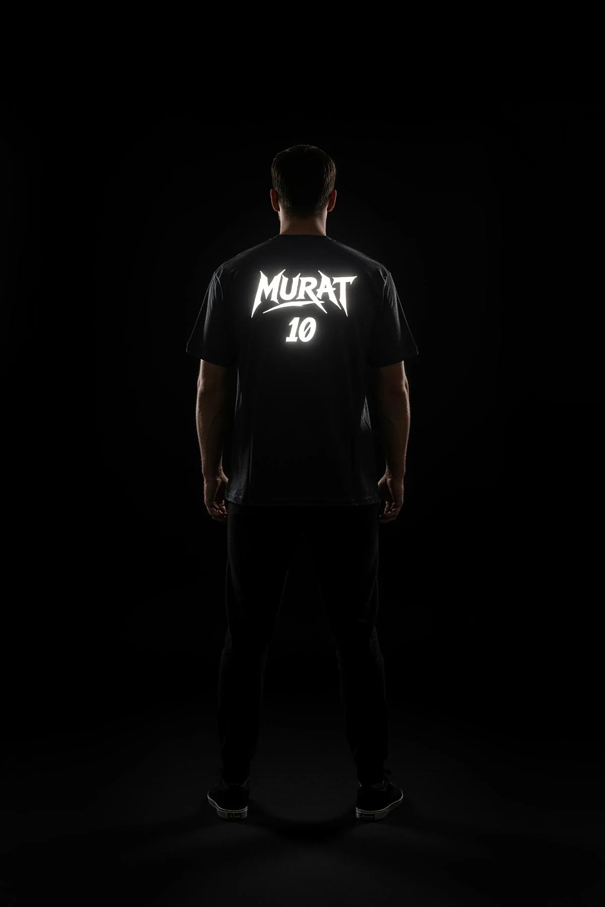 MURAT 10 reflektörlü sırt baskısı uzaktan görünüm, siyah oversize tişört