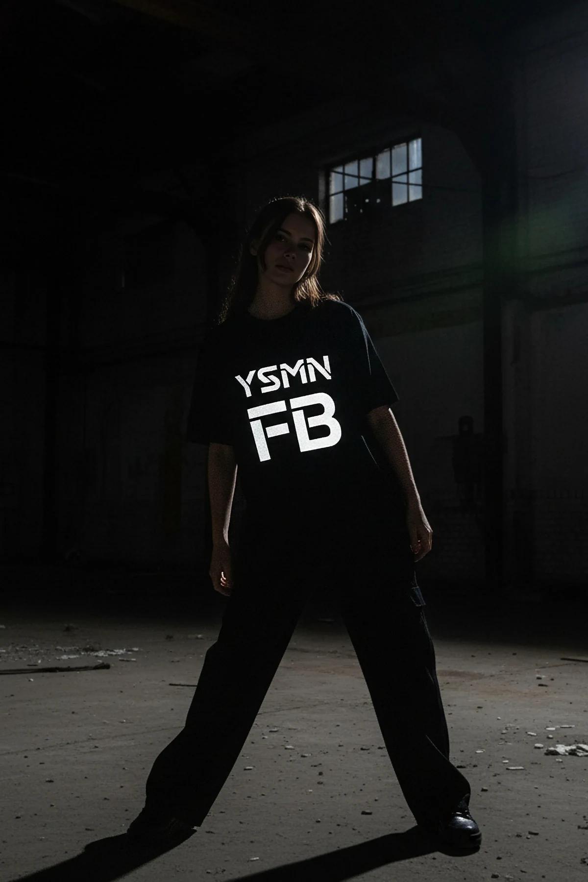 YSMN FB reflektör baskılı siyah oversize tişört, model üzerinde ön görünüm gece çekimi
