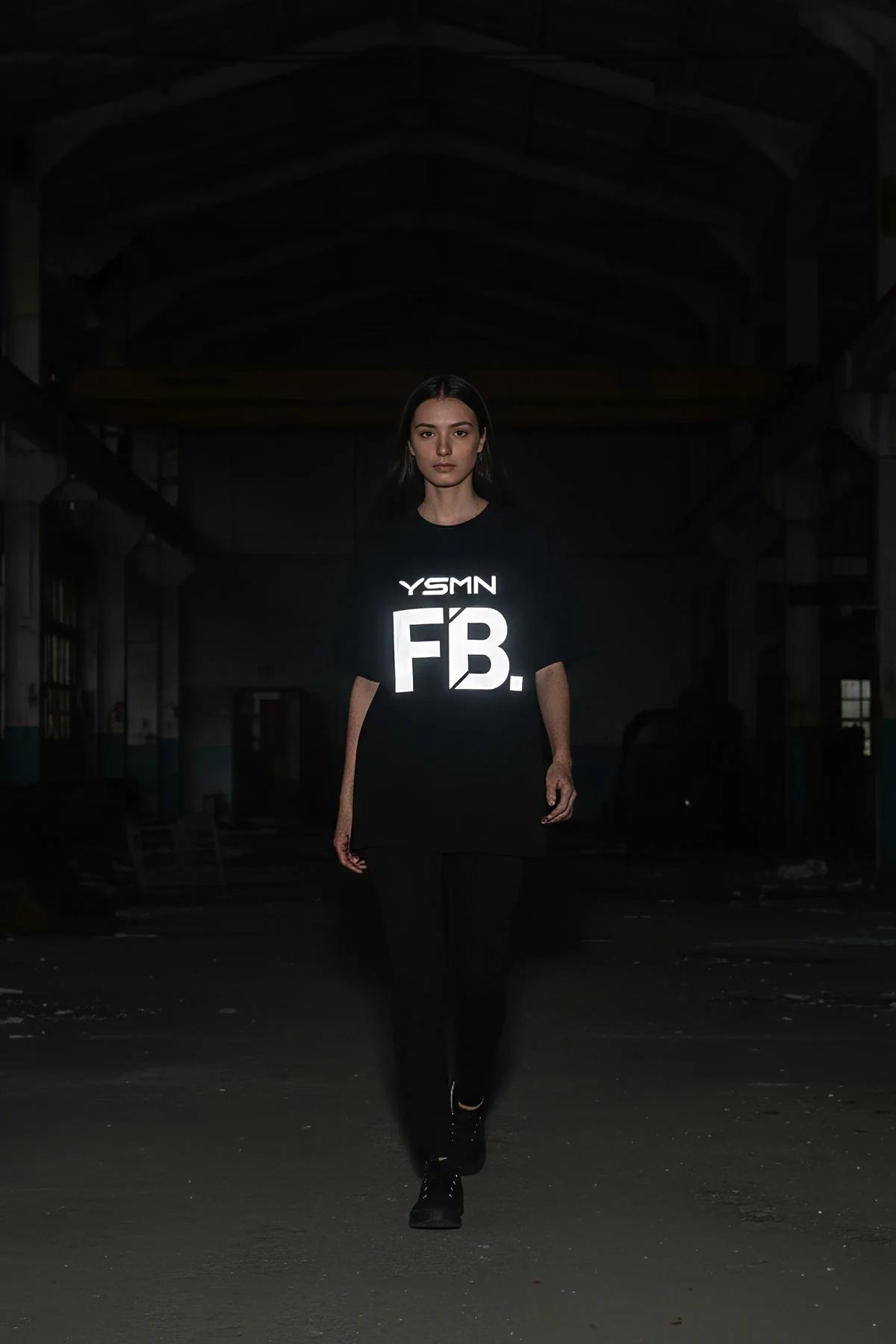 YSMN FB baskılı oversize tişört, tam vücut ön cephe karanlık ortam