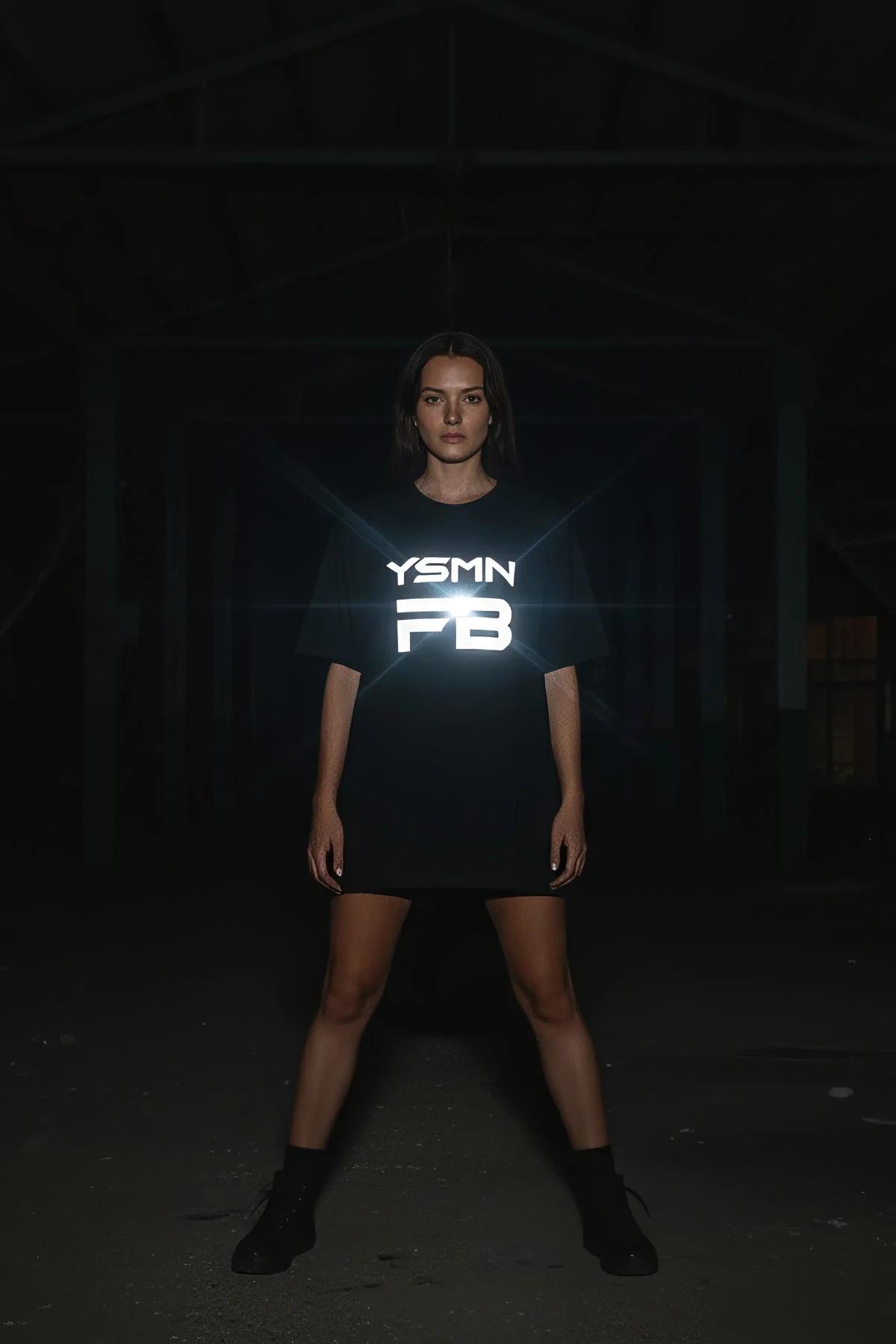 YSMN FB reflektör baskılı siyah tişört, uzaktan tam boy model yürüyüş pozu