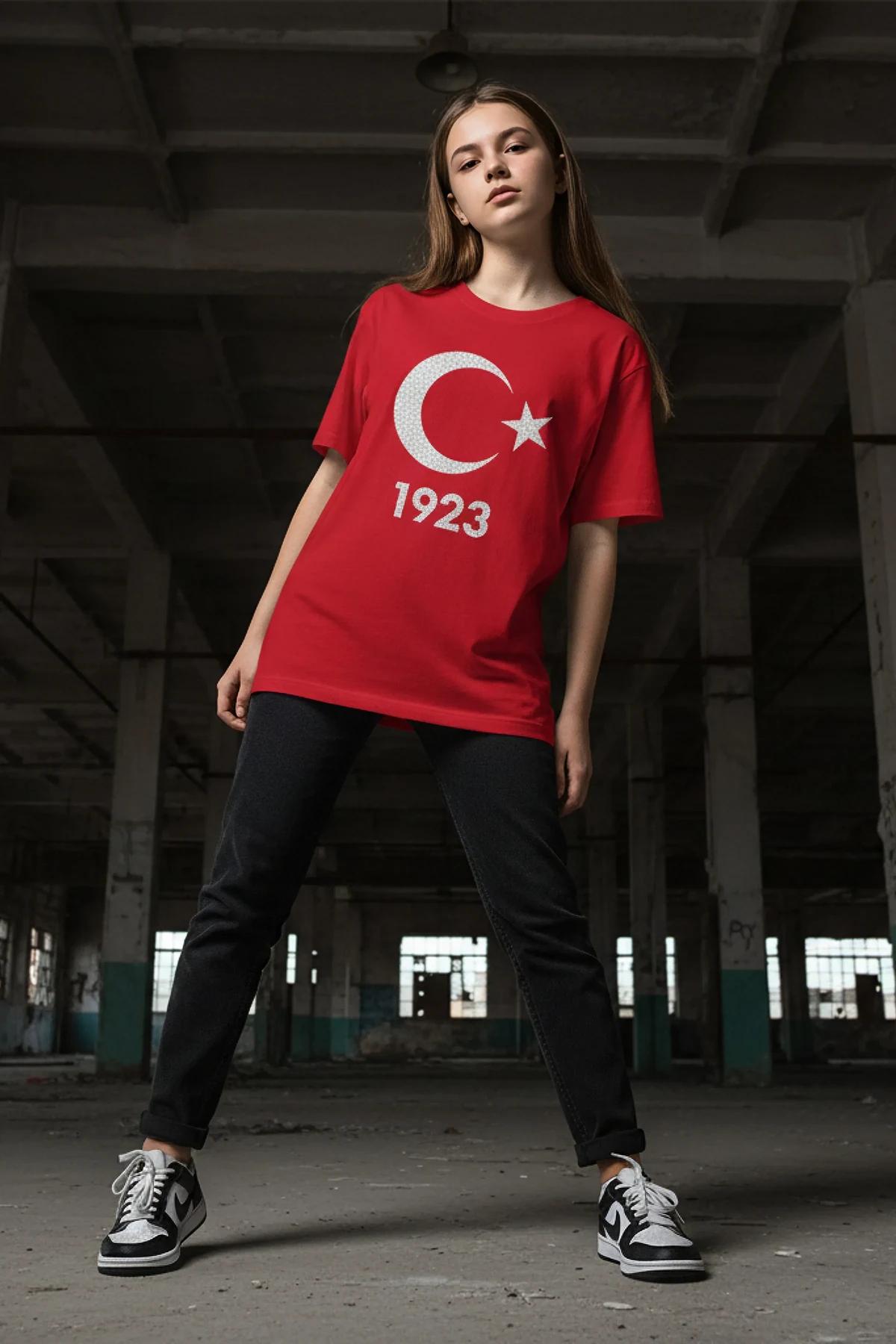MERVE reflektör baskısı yakın çekim, parlak beyaz font detayı