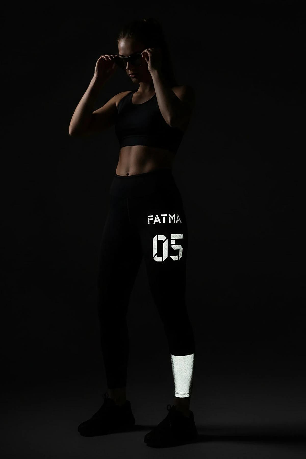 FATMA 05 reflektörlü spor tayt siyah uyluğunda FATMA baldırında 05 numara baskılı