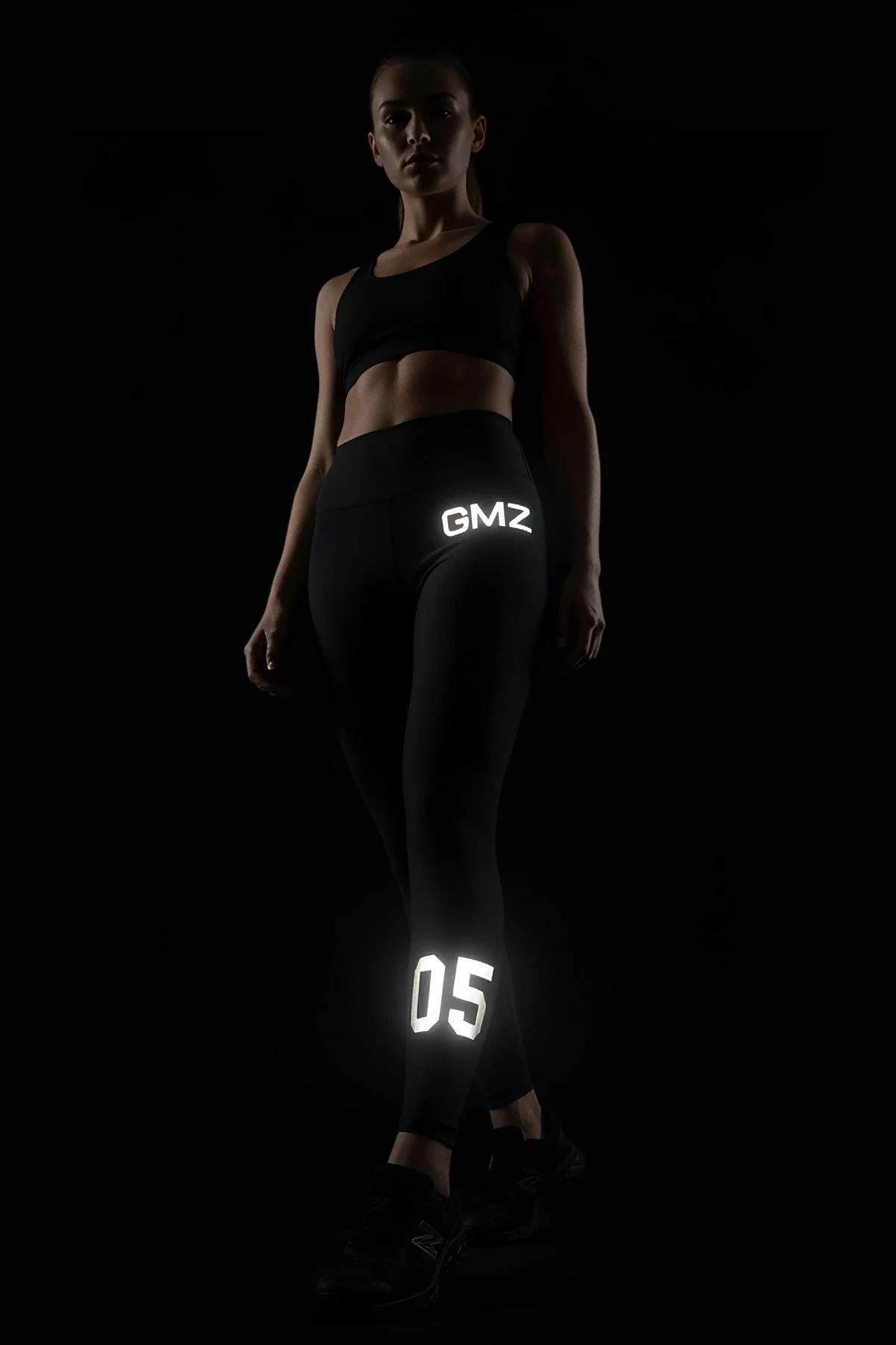 GMZ reflektör baskılı siyah spor tayt ön cephe model üzerinde