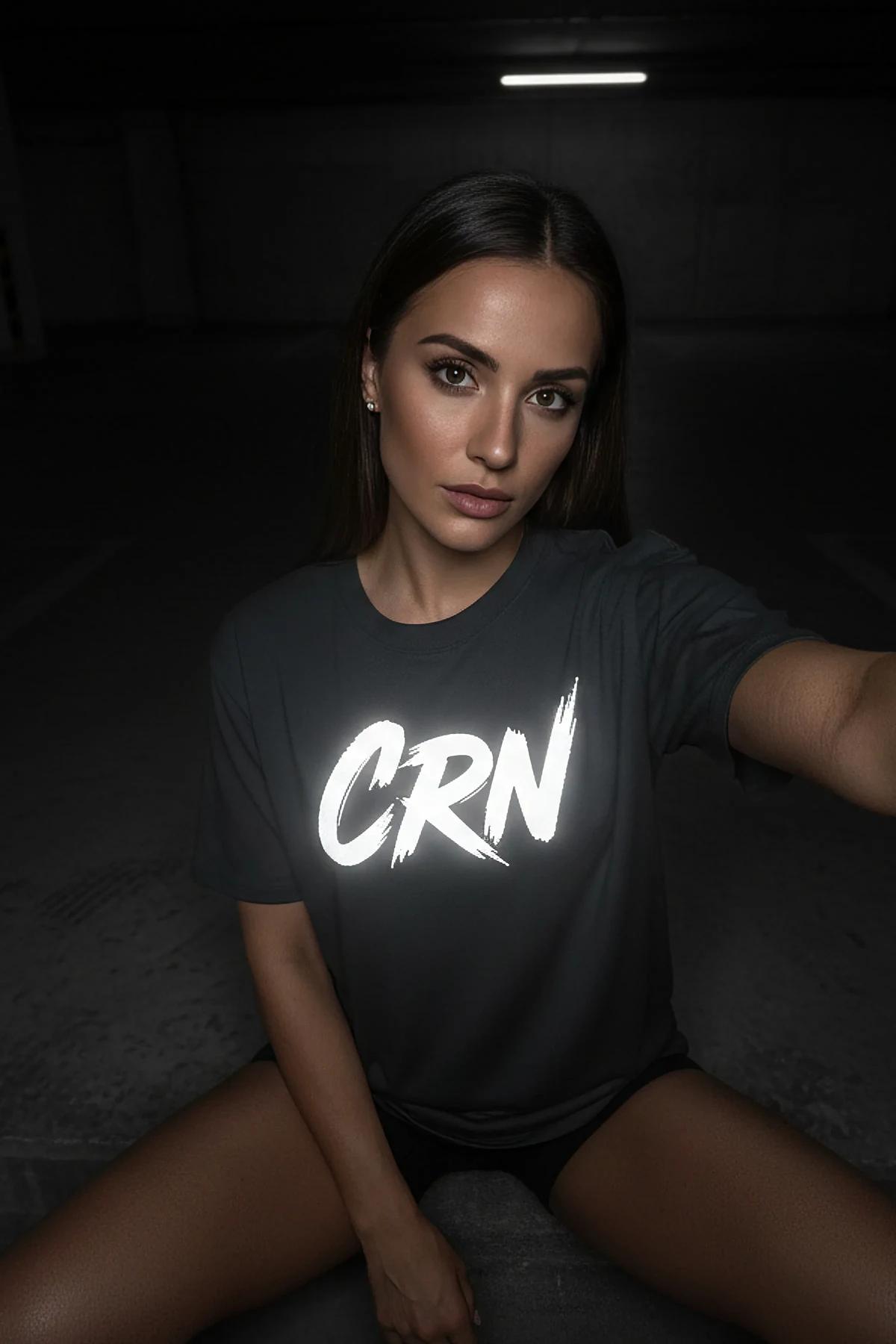 CRN 58 kapüşonlu sweatshirt ön baskı reflektör efekti yakın çekim