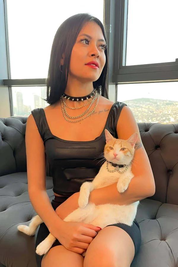 ឈុតខ្សែក Choker មានបន្លាដែកនិងច្រវាក់ច្រើនជាន់