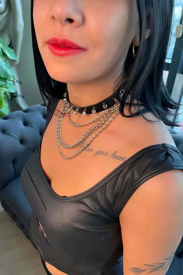 ឈុតខ្សែក Choker មានបន្លាដែកនិងច្រវាក់ច្រើនជាន់