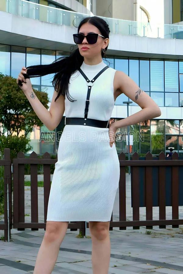 ខ្សែក្រវ៉ាត់ម៉ូដពាក់ទ្រូងនារីស្បែកខ្មៅ បង្ហាញភាពស៊ីវិល័យ