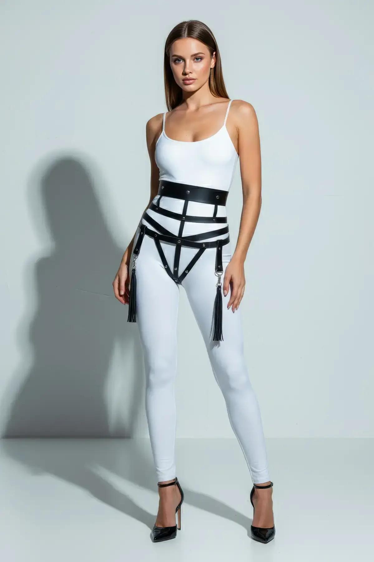 ខ្សែក្រវ៉ាត់ម៉ូតស្រីបែប Harness ខ្មៅទាន់សម័យ បង្ហាញសម្រស់