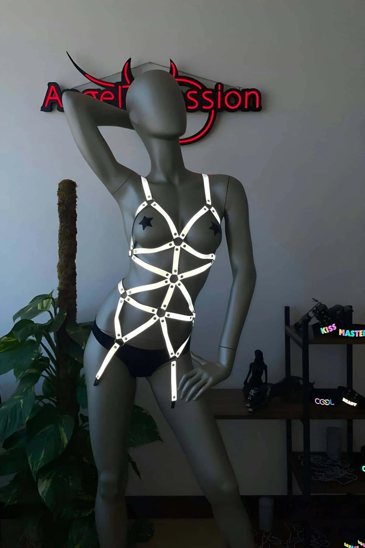 ខ្សែរុំពេញខ្លួនជះពន្លឺ