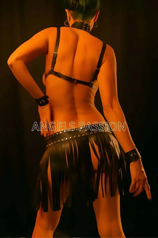 ឈុតខ្សែពាក់អាវទ្រនាប់ស្បែក និងសំពត់ព្រលយ
