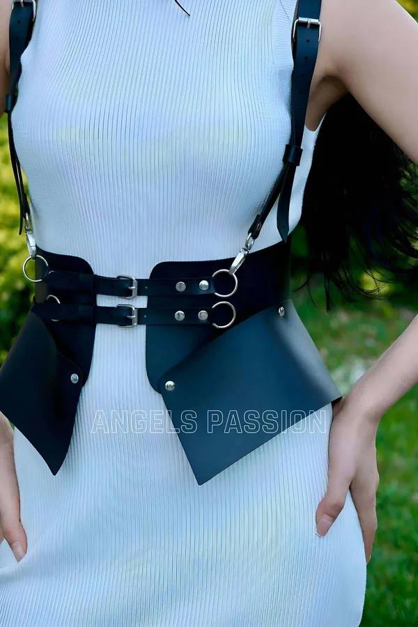 ខ្សែក្រវ៉ាត់ Harness ស្បែកស្ត្រី ម៉ូតប្លែកទាន់សម័យ ជាមួយខ្សែក
