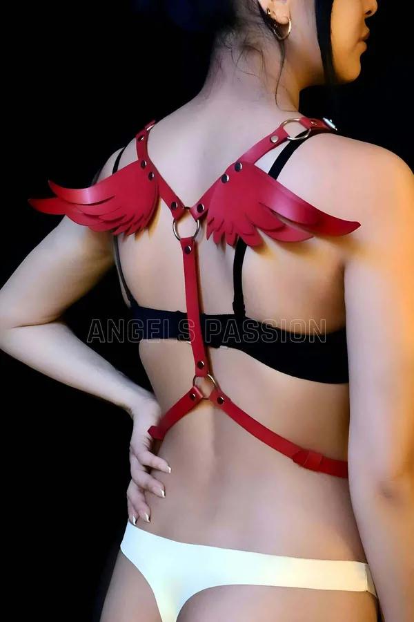 ខ្សែរុំខ្លួនរាងស្លាបទេវតាលម្អដោយកងមូល