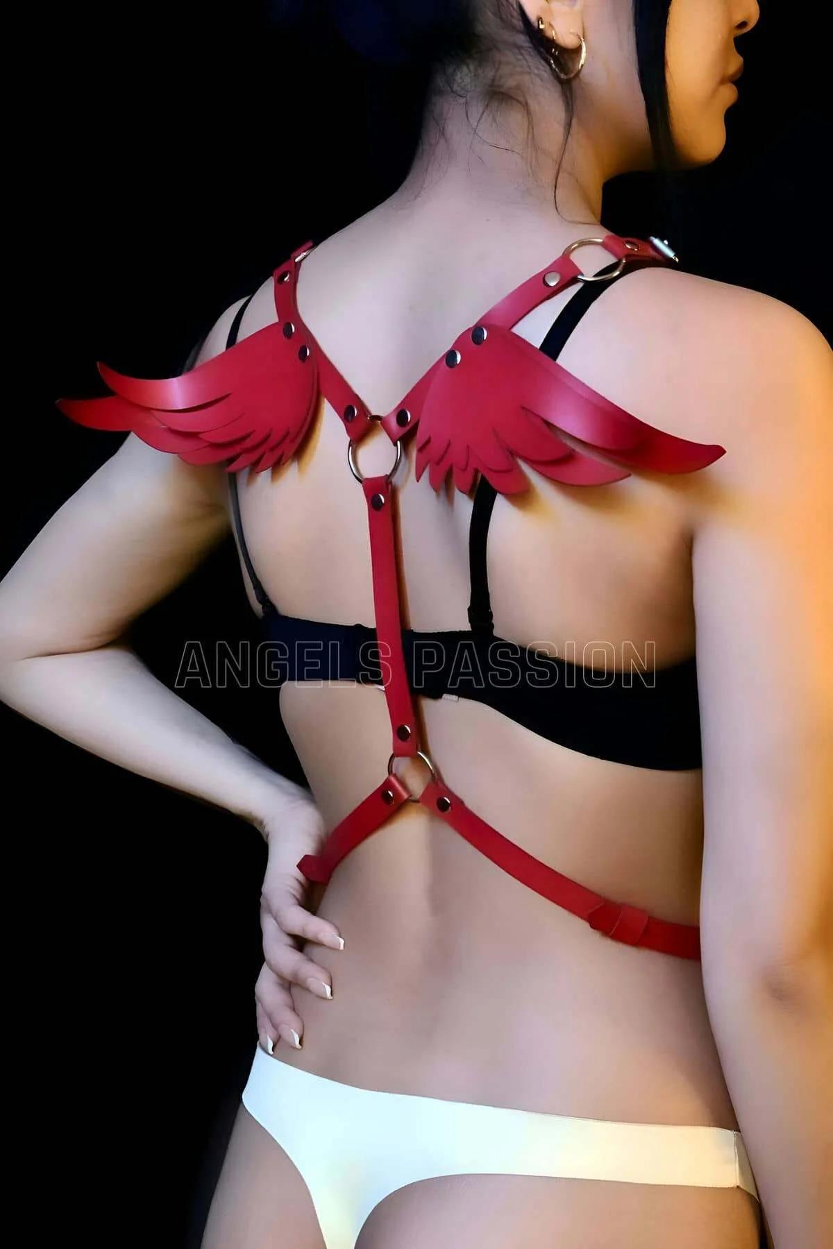 ខ្សែរុំខ្លួនរាងស្លាបទេវតាលម្អដោយកងមូល