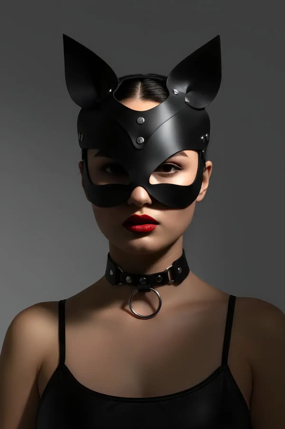 ម៉ាសឆ្មាស្បែកក្លែងក្លាយជាមួយត្រចៀកបញ្ឈរនិងខ្សែក